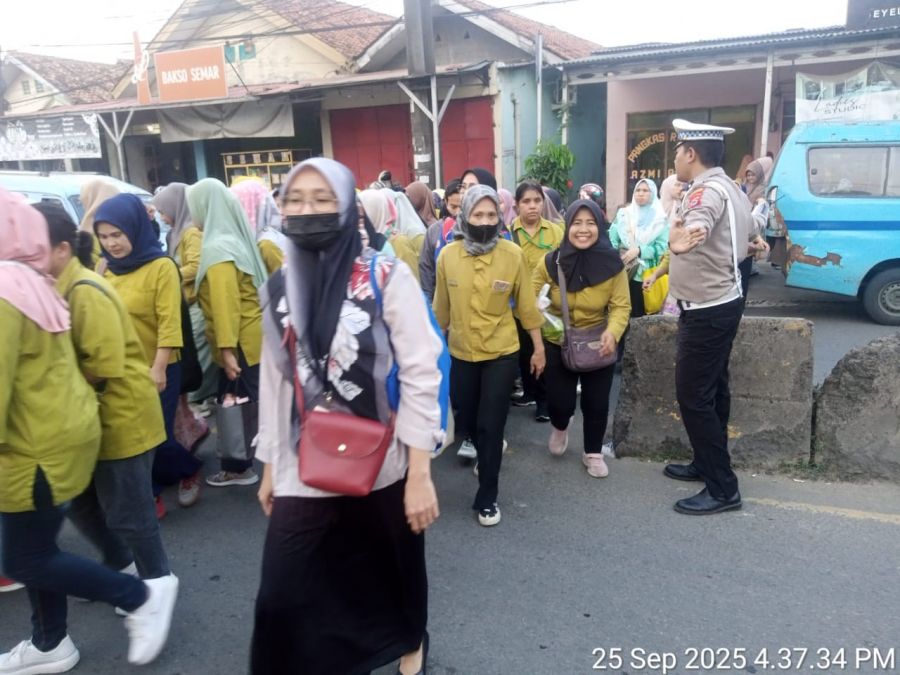 Aipda Asep Kusheri Sigap Atur Lalin di Pertigaan Columbus PT. Cingluh