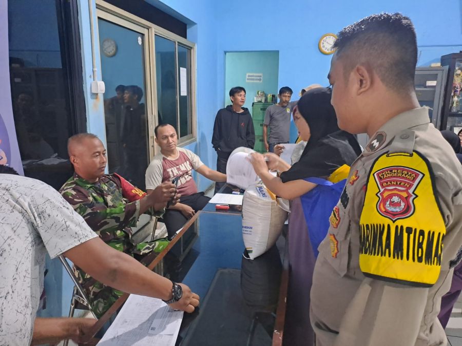 Aipda Didi M.S Bhabinkamtibmas Hadiri Pembagian Bansos Desa Sukanagara