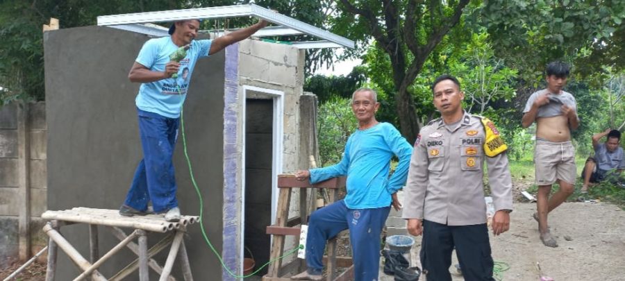 Aipda Dieko A Sambang Warga Sekaligus Bangun WC Makam