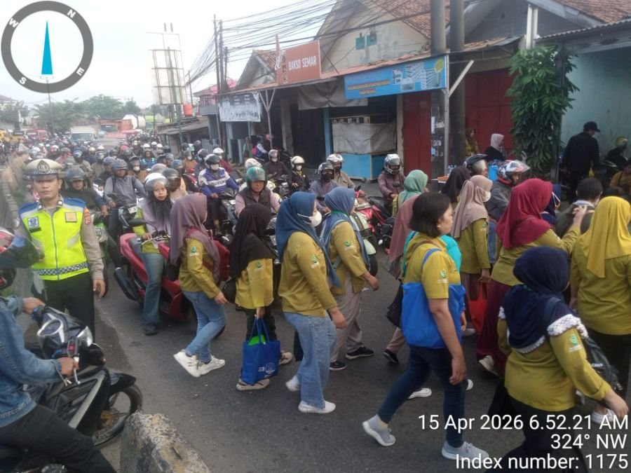 Aiptu Asep Kusheri Laksanakan Pengaturan Lalin Pagi, Arus Kendaraan Lancar dan Terkendali