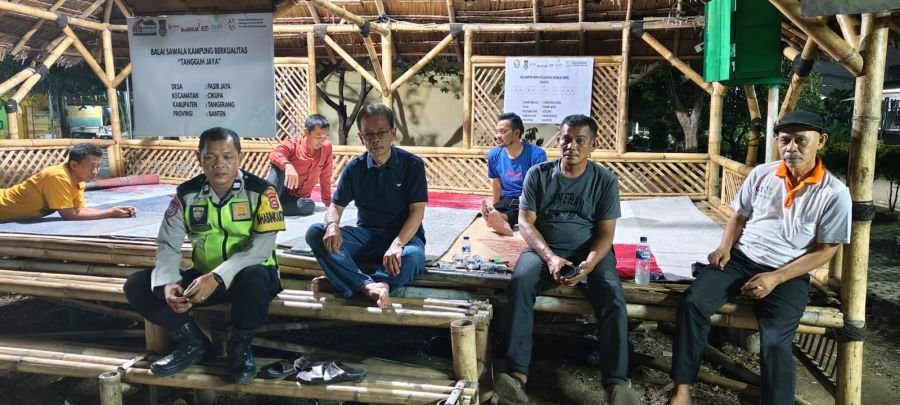 Aiptu Budiansyah Sosialisasikan Polisi 110 Saat Sambangi Pos Satkamling Bukit Tiara
