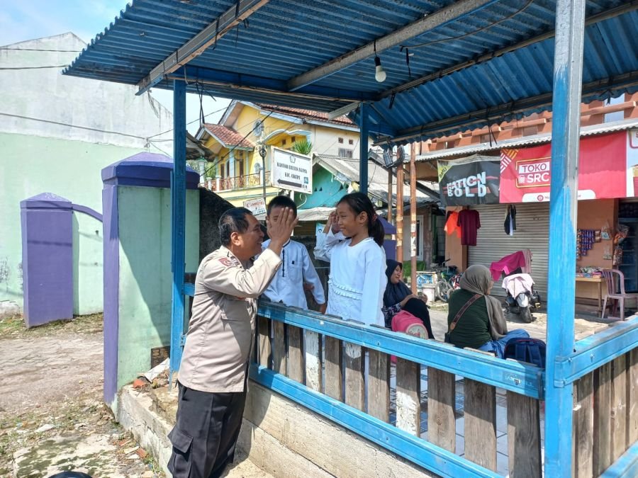 Aiptu Mukhsodin Sambangi Anak-anak Sukadamai, Tanamkan Nilai Kamtibmas Sejak Dini