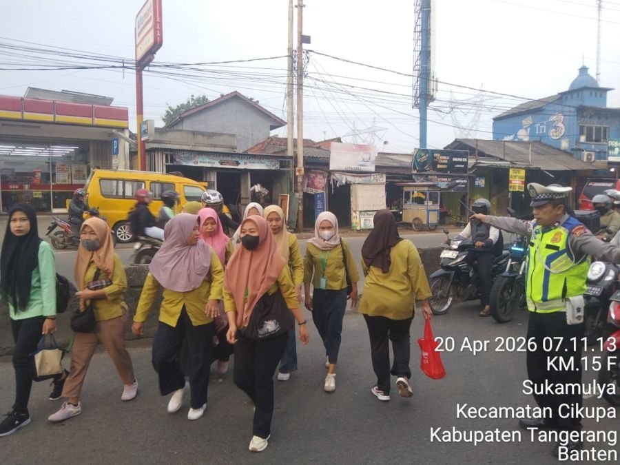 Aiptu Sapudin Laksanakan Gatur Lalin Pagi, Wujudkan Kamseltibcar di Jalan Raya Serang