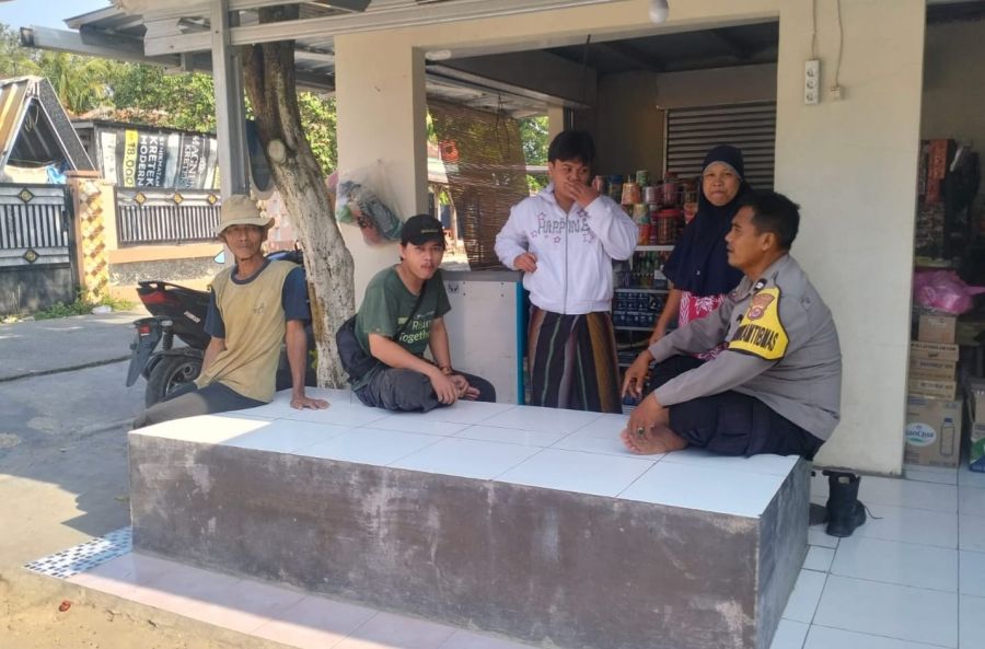 Aiptu Sukarna Bhabinkamtibmas Polsek Kresek Sambangi Warga Desa Cibetok, Sosialisasikan Layanan 110