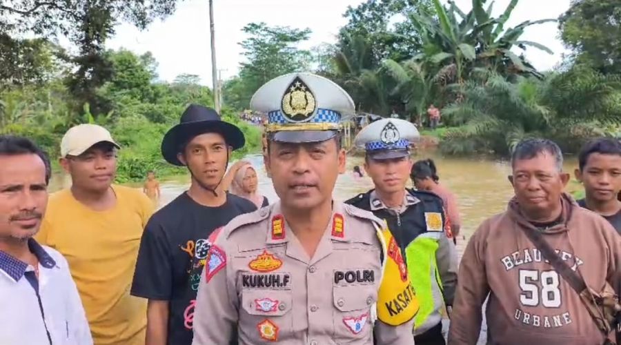 Akibat Luapan Sungai Temelat, Satlantas Polres PALI Alihkan Arus Lalulintas Ke Arah Kab. Musi Rawas