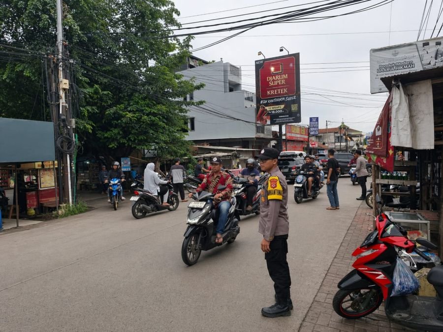 Anggota Bhabinkatibmas Polsek Mauk Gatur Lalin Pagi Hari Diperempatan Pasar Jatiwaringin 