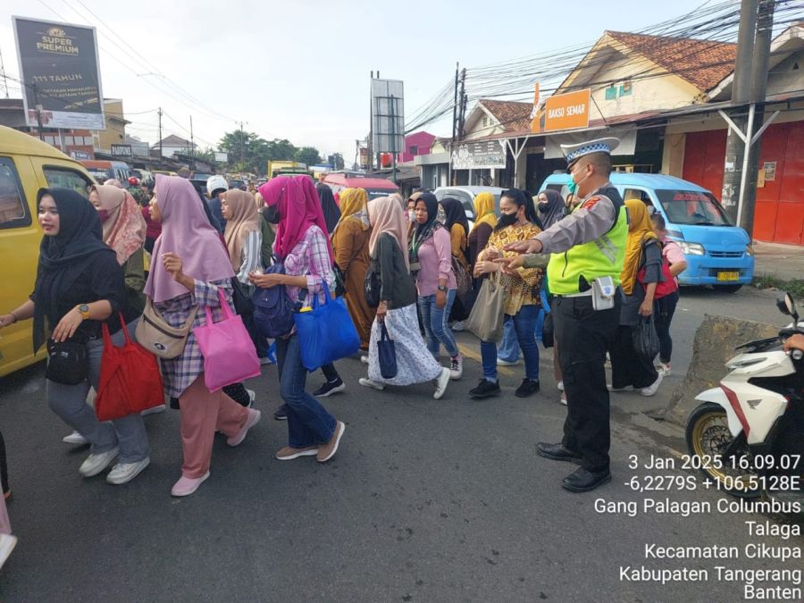 Anggota Polsek Cikupa Laksanakan Protap Gatur Lalu Lintas di Jalan Raya Serang