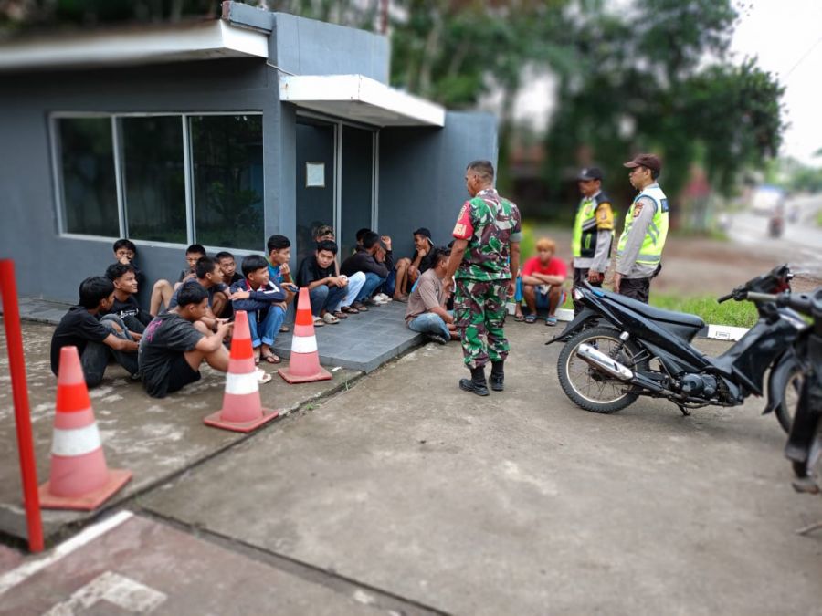 Polsek Dan Koramil 04/Gunung Megang Bubarkan Kumpulan Para Remaja Saat Patroli
