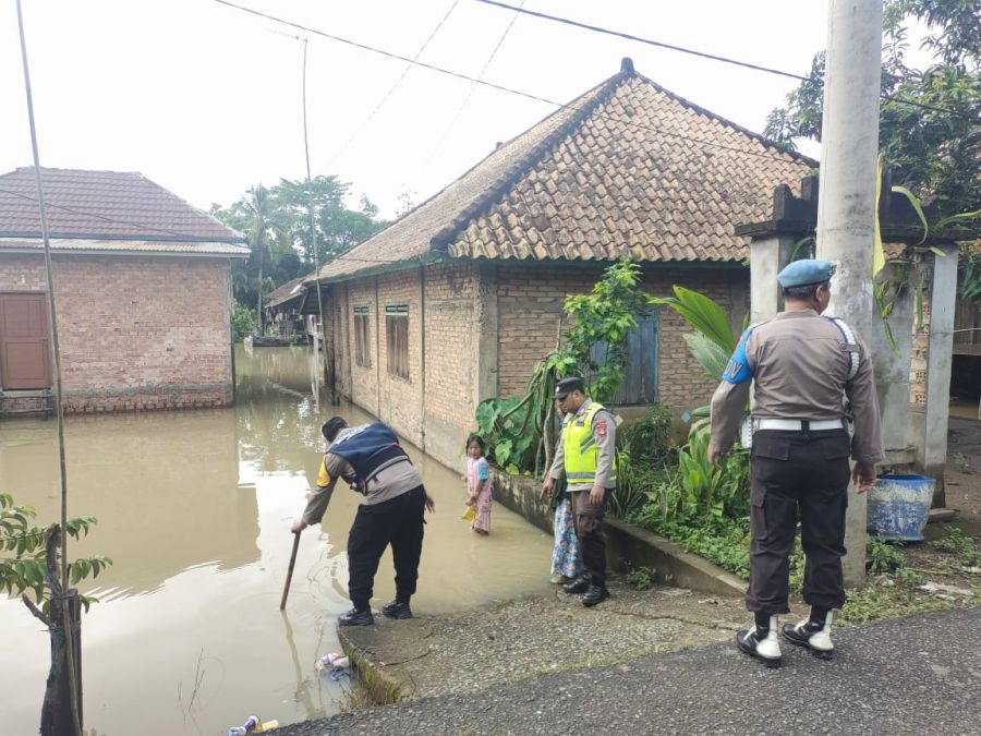 Antisipasi Banjir, Polsek Tanah Abang Terus Pantau Debit Air Sungai Lematang