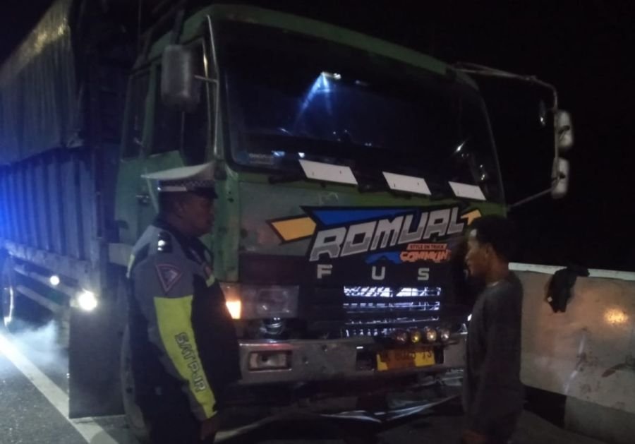 Antisipasi Kecelakaan, Polisi Patroli Kendaraan Parkir di Ruas Jalan Tol Pekanbaru