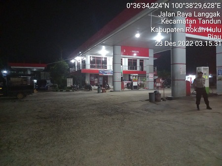 Antisipasi Kelangkaan BBM Jelang Nataru, Polsek Tandun Giat Patroli di SPBU