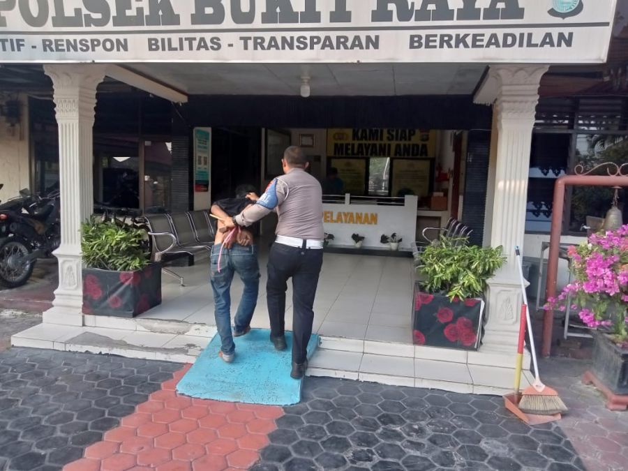 Apes, Aksi Pelaku Jambret di Panam Dapat Perlawanan Dari Korbannya