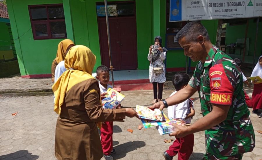 Bagikan Buku Tulis Gratis, Bukti Kepedulian Babinsa Kepada Murid SD