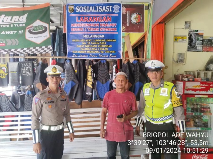 Banyaknya Knalpot Brong, Sat Lantas Polres Muara Enim Lakukan Sosialisasi Melalui Pemasangan Banner