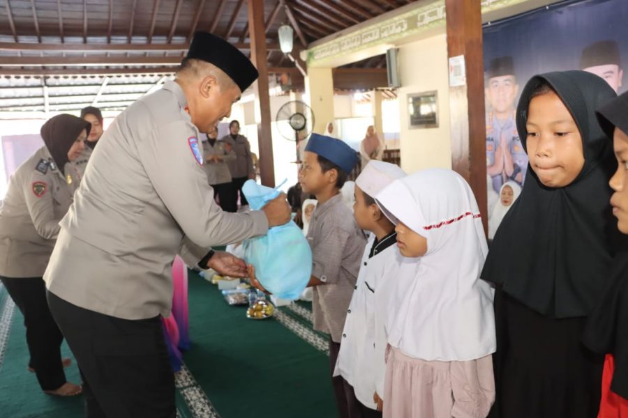 Bareng Ustaz Hilman Fauzi, Polresta Tangerang Gelar Doa Bersama dan Santunan Yatim