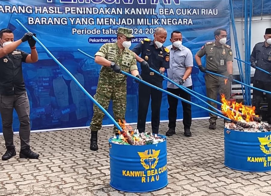 Bea Cukai Musnahkan Rokok Ilegal dan Menahan Sebanyak 12 Tersangka