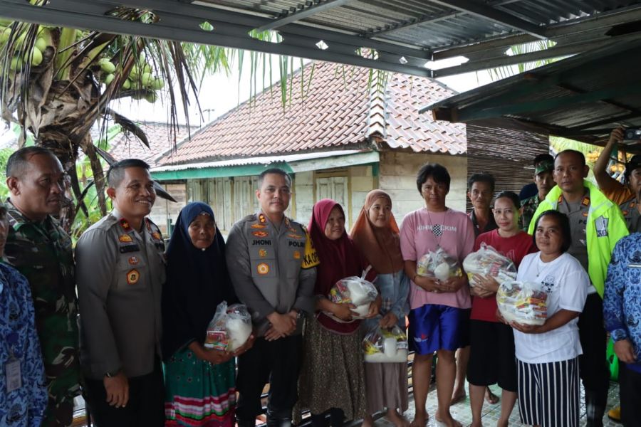 Bentuk Peduli Sesama, Kapolres Muara Enim Terjun Langsung Warga Terdampak Banjir & Berikan Bansos