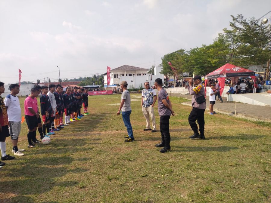 Berikan Rasa Aman, Personel Polsek Mancak Sampaikan Himbauan Kamtibmas di Turnamen Sepak Bola