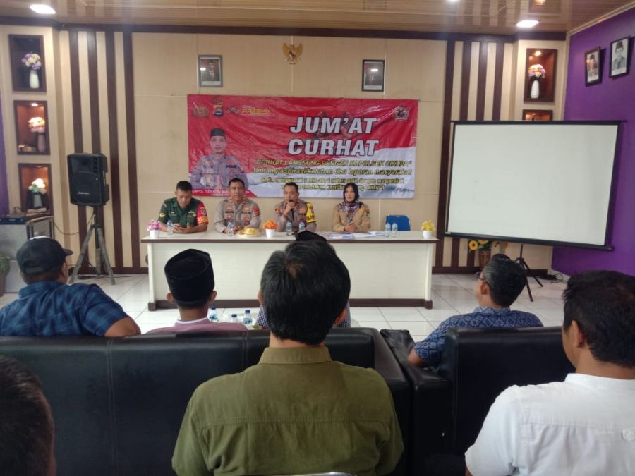 Bertukar Pemikiran: Kapolsek Cikupa Ajak Warga Diskusi di Kegiatan Jumat Curhat