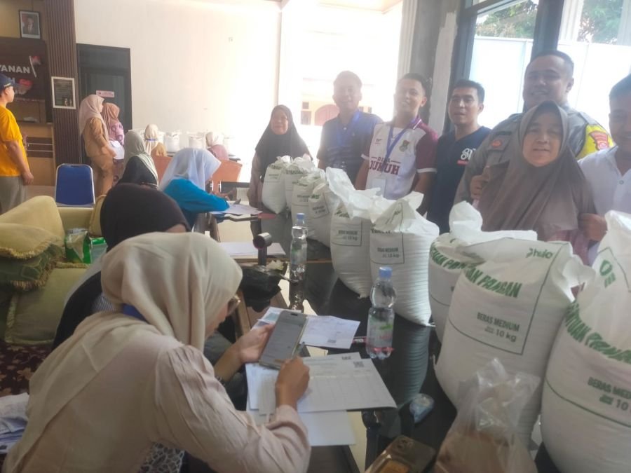 Bhabinkamtibmas Aipda Hartanto Amankan Penyaluran Beras Kemensos kepada Penerima di Dukuh