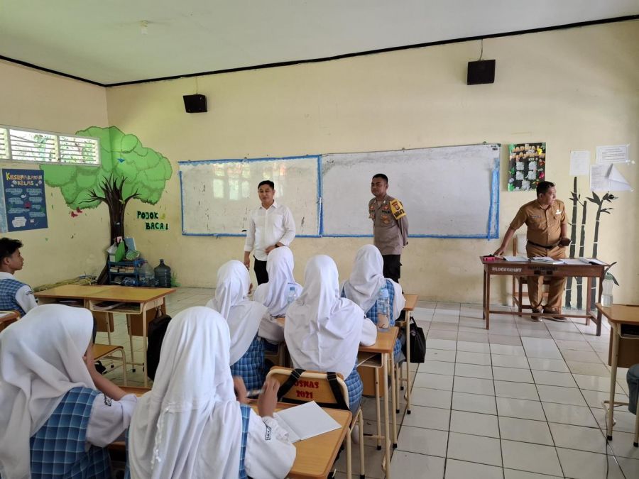 Bhabinkamtibmas Cinangka Sosialisasi di Sekolah, Wujudkan Lingkungan Belajar Aman