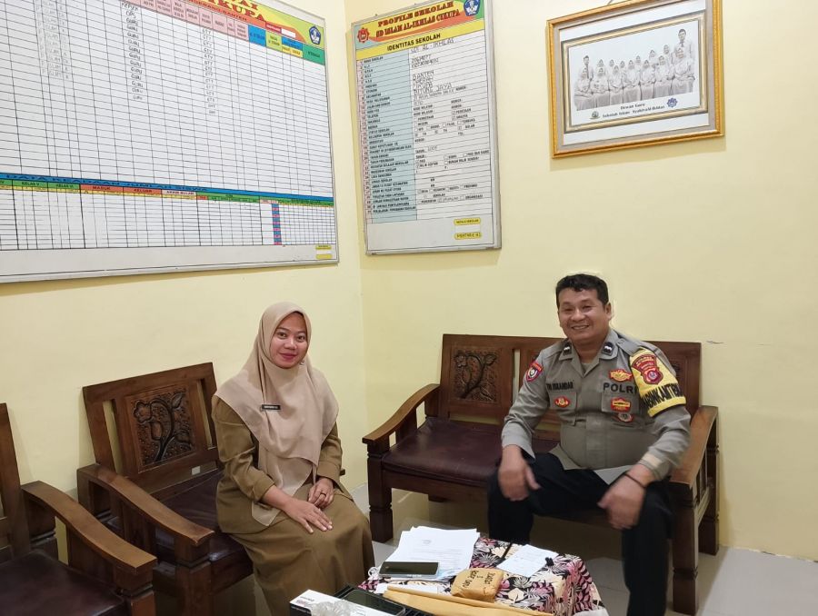 Bhabinkamtibmas Desa Bitung Jaya Laksanakan Sambang ke SD Al Ikhlas, Sampaikan Pesan Harkamtibmas