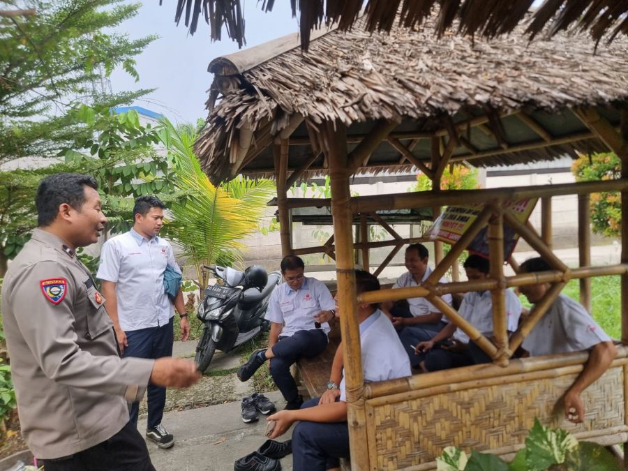 Bhabinkamtibmas Desa Bitung Jaya Sambangi Warung Binaan, Pererat Komunikasi dan Tingkatkan Kesadaran