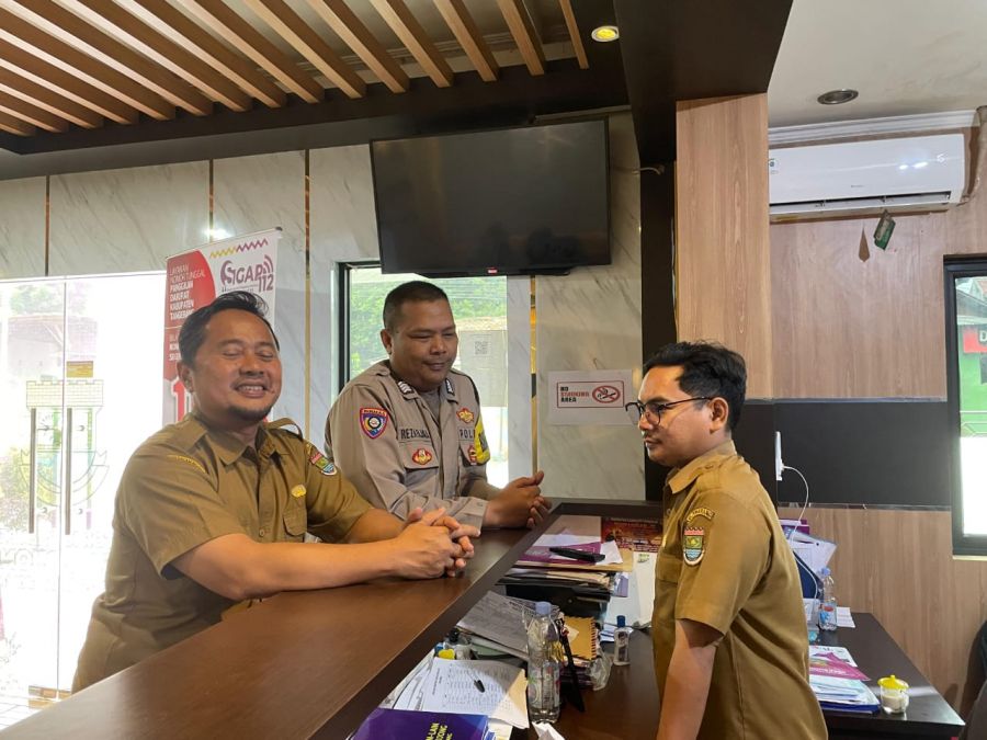 Bhabinkamtibmas Desa Bojong Polsek Cikupa Lakukan Sambang ke Kantor Desa, Ajak Jaga Kamtibmas