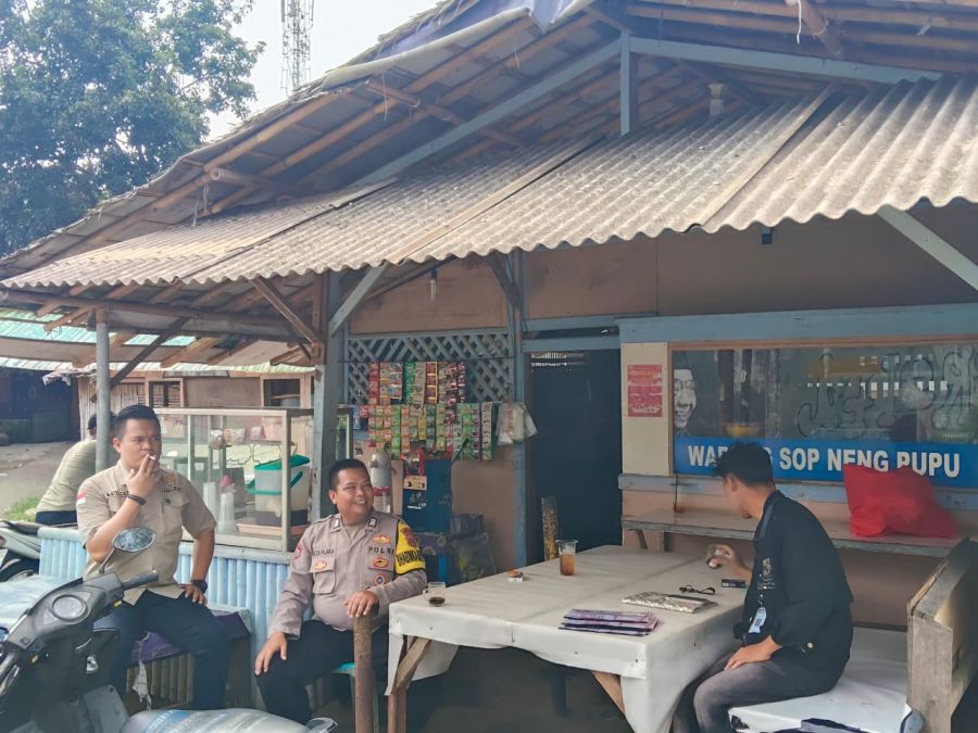 Bhabinkamtibmas Desa Bojong Sambangi Warung Binaan, Pererat Silaturahmi dan Edukasi Kamtibmas