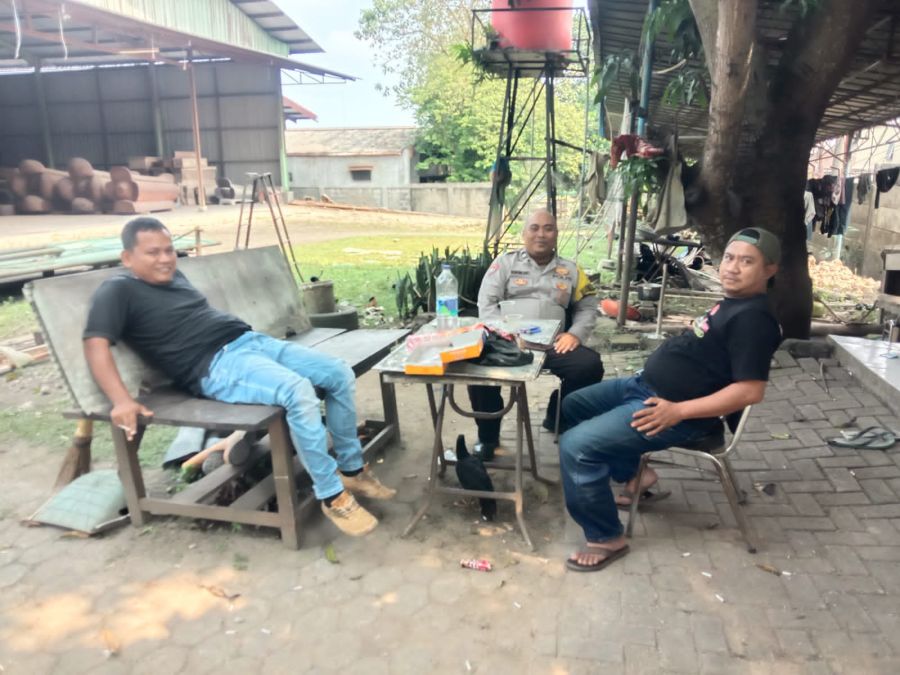 Bhabinkamtibmas Desa Budimulya Sambangi Ketua RT 03, Jalin Silaturahmi dan Himbauan Harkamtibmas