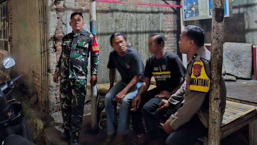 Bhabinkamtibmas Desa Cikupa Bersama Warga Laksanakan Satkamling, Wujudkan Kamtibmas Kondusif