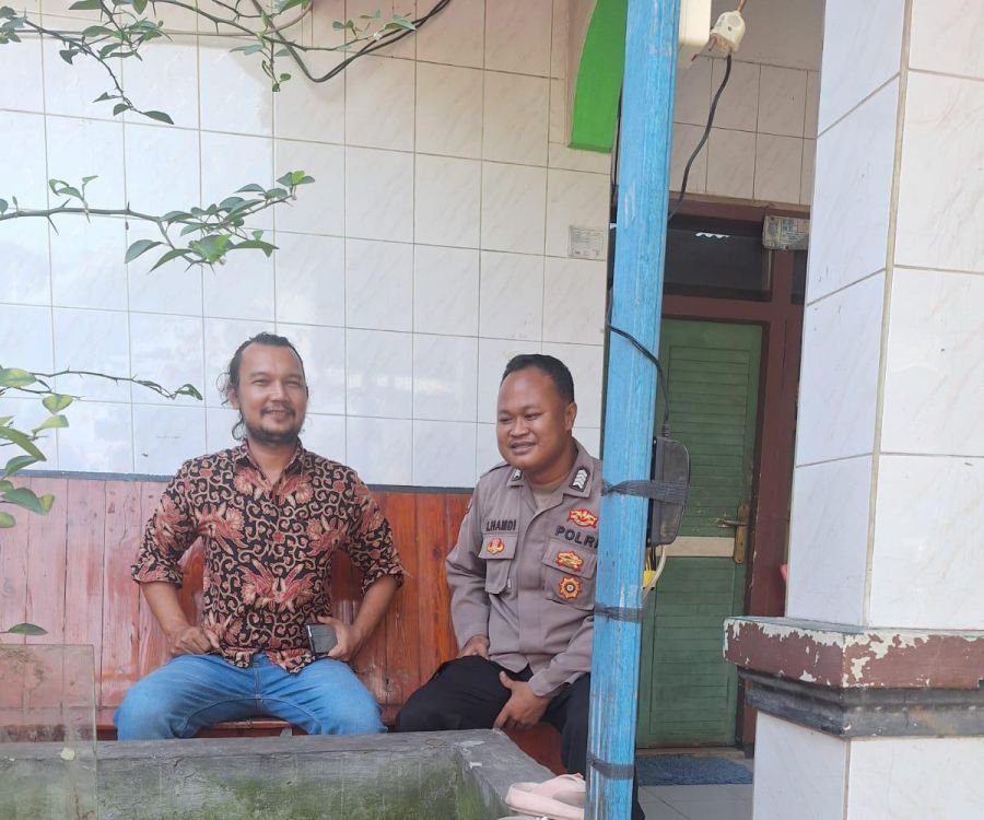 Bhabinkamtibmas Desa Cikupa Sambangi Warga, Perkuat Silaturahmi dan Harkamtibmas