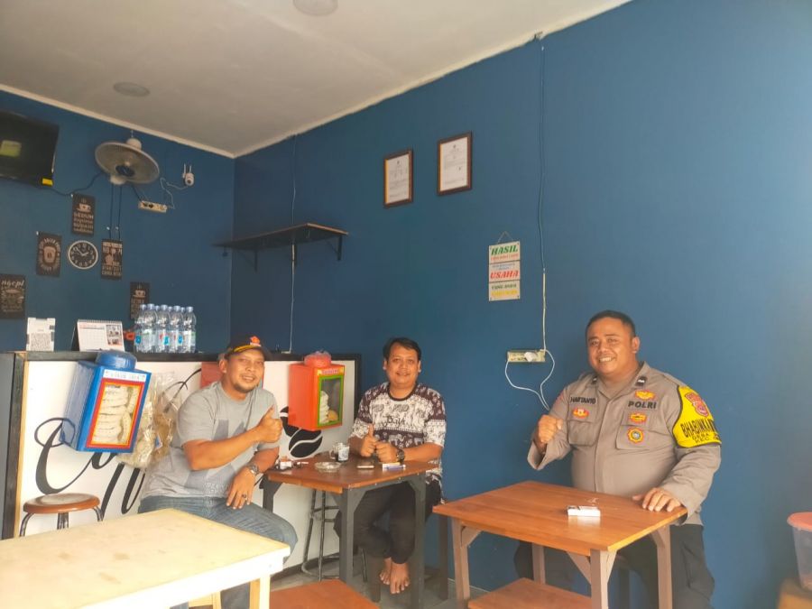Bhabinkamtibmas Desa Dukuh Sambangi Warung Binaan, Jalin Kedekatan dan Edukasi Hukum kepada Warga