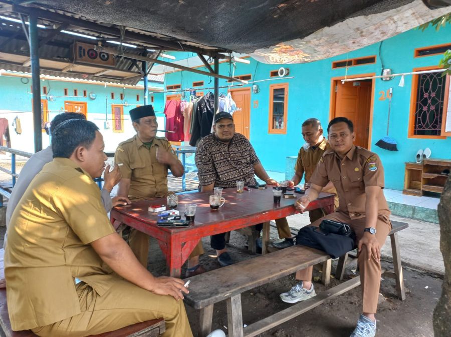 Bhabinkamtibmas Desa Pasir Gadung Sambang Perangkat Desa dan Jaro, Pererat Sinergitas Polri-Masyarak