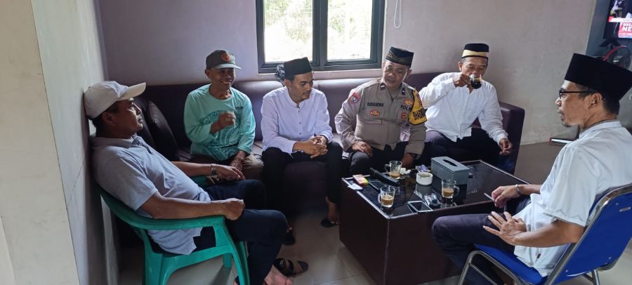 Bhabinkamtibmas Desa Pasir Jaya Aipda Budiansyah Lakukan Kunjungan ke Kantor Desa