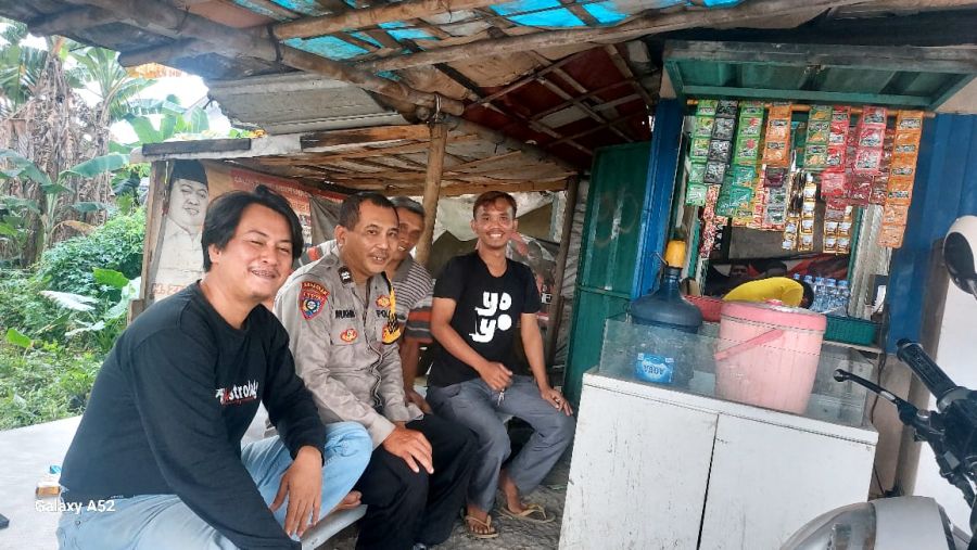 Bhabinkamtibmas Desa Sukadamai Sambangi Warung Warga di Kp. Cirewed, Cikupa