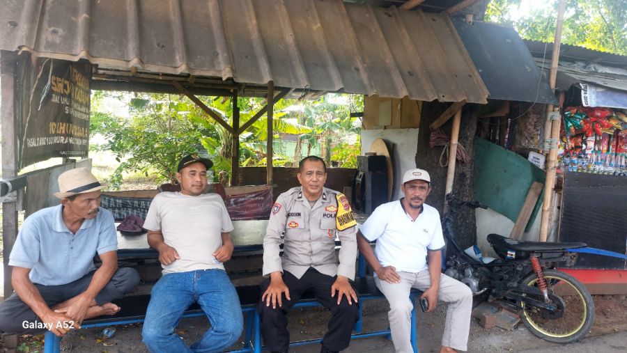 Bhabinkamtibmas Desa Sukadamai Sambang Warung Warga, Serap Aspirasi dan Ajak Jaga Kamtibmas