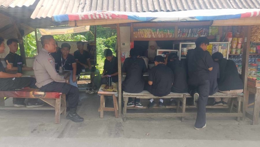 Bhabinkamtibmas Desa Sukanagara Sambangi Warga, Sampaikan Pesan Kamtibmas Sosialisasi Layanan 110