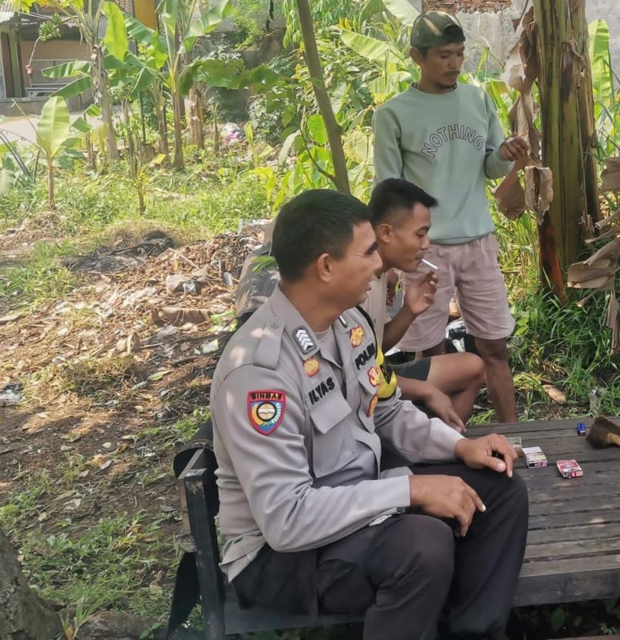Bhabinkamtibmas Kelurahan Sukamulya Aipda Ilyas Lakukan Sambang dan Sosialisasi Layanan Kepolisian