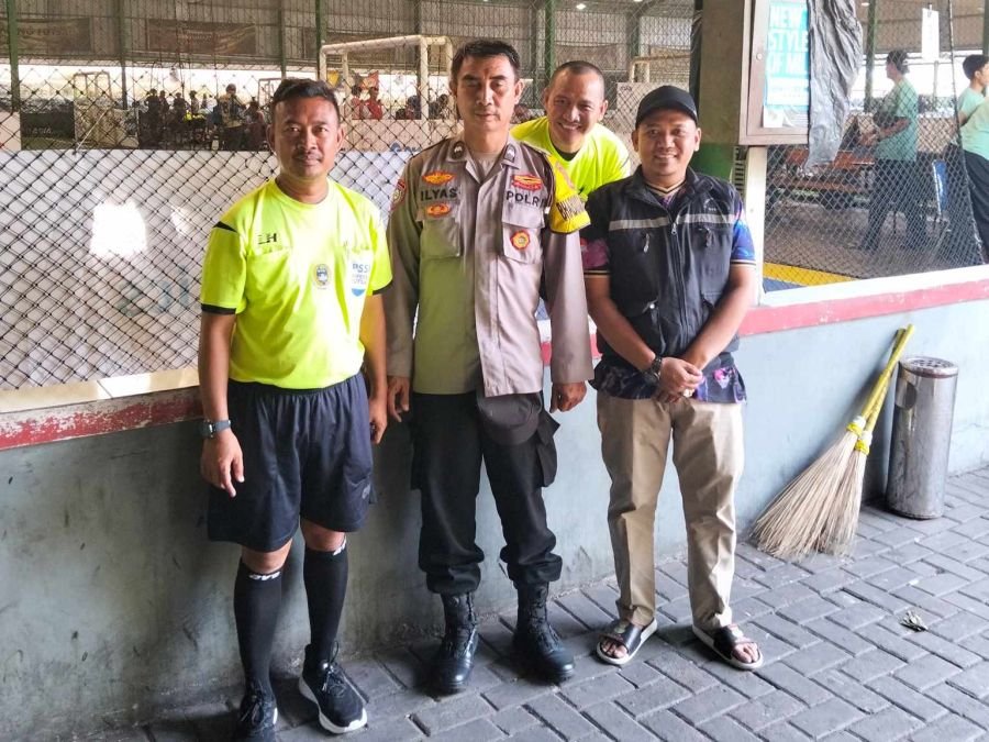 Bhabinkamtibmas Kelurahan Sukamulya Pantau Kegiatan Masyarakat di Lapangan Futsal