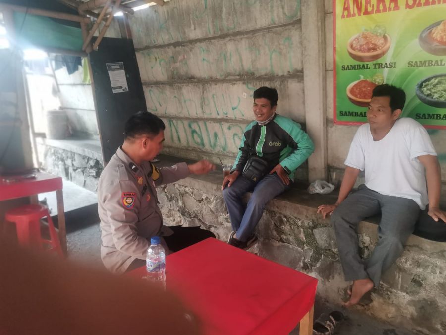 Bhabinkamtibmas Kelurahan Sukamulya Sambangi Warga Ciapus, Sampaikan Pesan Kamtibmas
