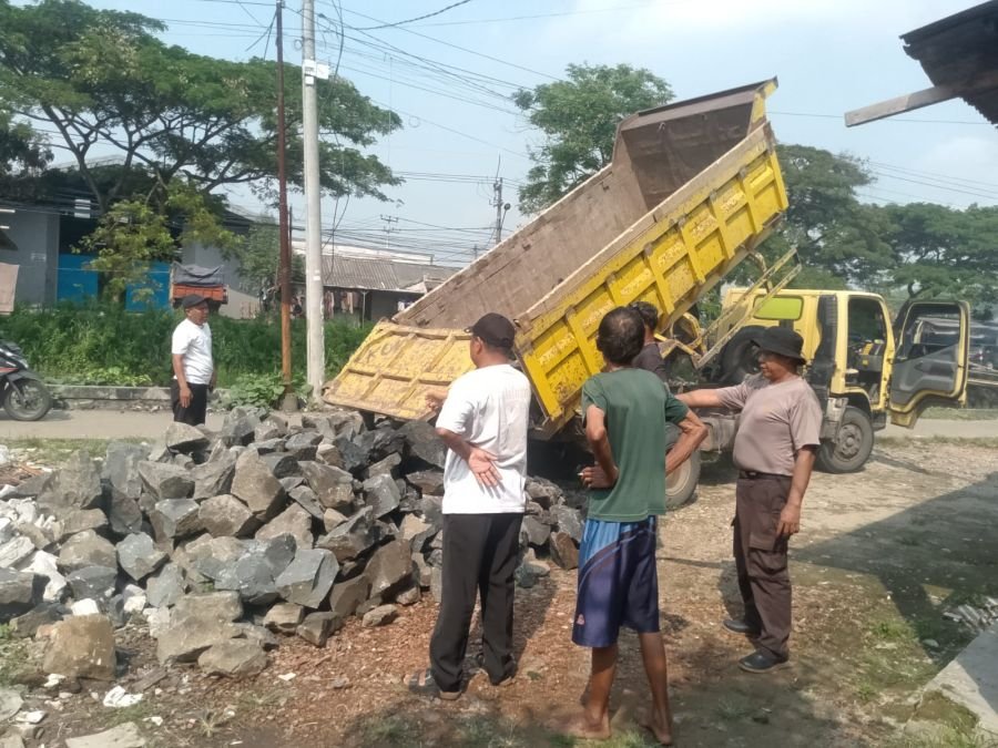 Bhabinkamtibmas Pasar Kemis Gotong Royong Bersama Warga Siapkan Lokasi Jembatan Merah Putih Presisi