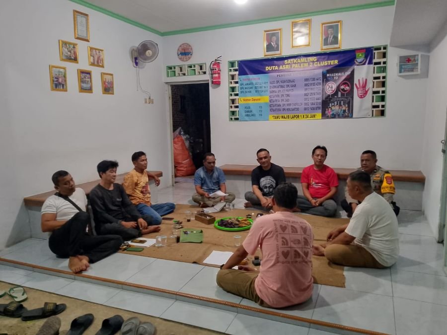 Bhabinkamtibmas Pasar Kemis Ronda Siskamling Bersama Warga Jaga Keamanan Lingkungan