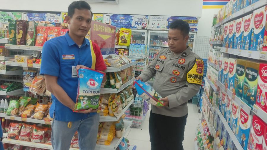 Bhabinkamtibmas Polsek Cibeber Monitoring Minimarket dan Cek Harga Bahan Pokok