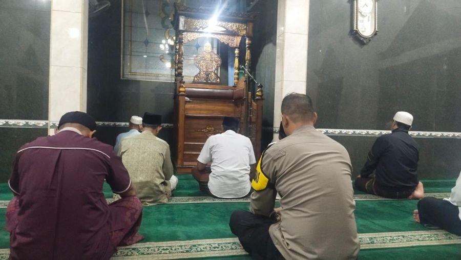 Bhabinkamtibmas Polsek Cikupa Laksanakan Program Subuh Keliling di Masjid Jami Nurul Yaqin