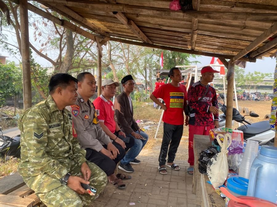 Bhabinkamtibmas Polsek Cikupa Monitoring Pertandingan Sepak Bola Antar-RT Sambut HUT RI ke-81