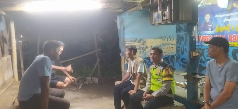 Bhabinkamtibmas Polsek Cikupa Ronda Siskamling Bersama Warga Pasir Jaya