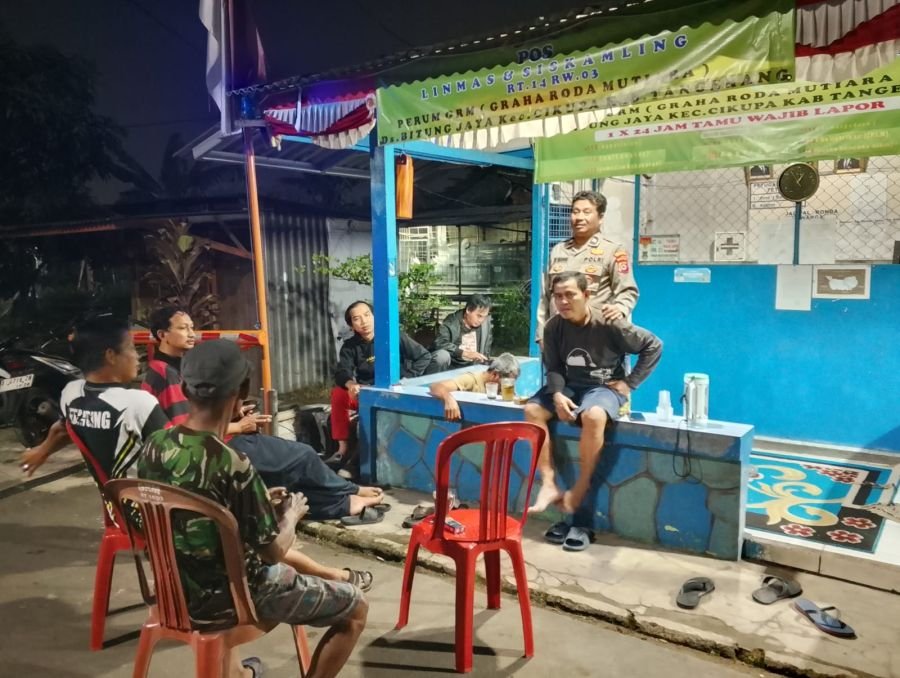Bhabinkamtibmas Polsek Cikupa Ronda Siskamling Bersama Warga, Perkuat Keamanan Lingkungan