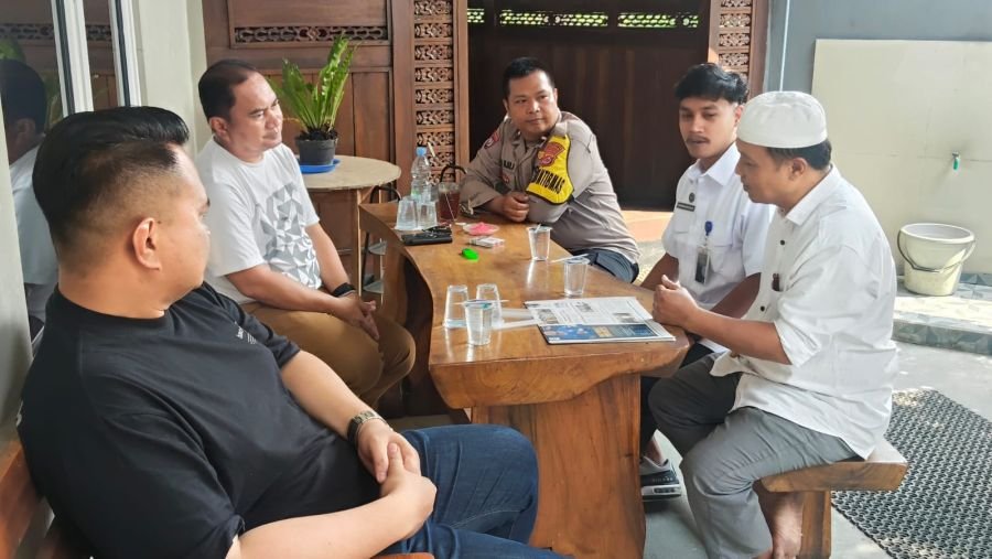 Bhabinkamtibmas Polsek Cikupa Sambangi Warga, Pastikan Ketersediaan Air Bersih di Desa Bojong