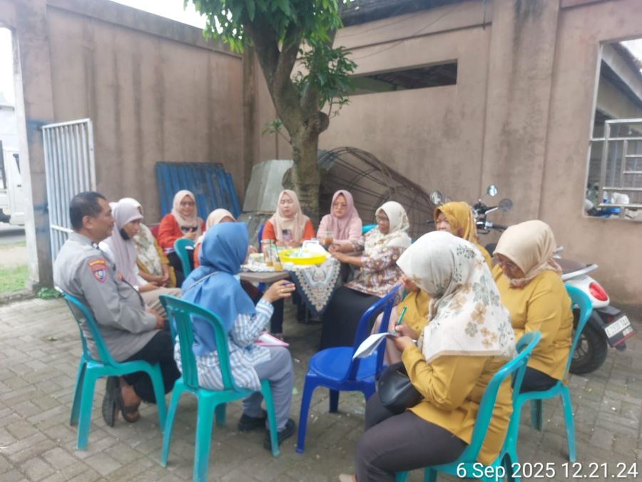 Bhabinkamtibmas Polsek Cikupa Sambang Warga Desa Sukadamai